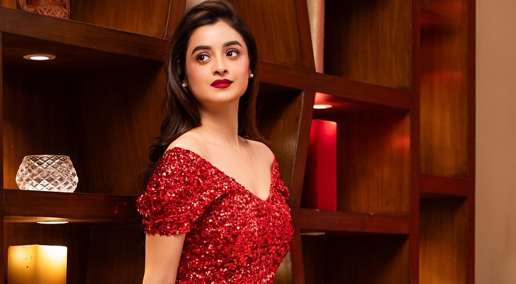 প্রথমবার বলিউডের বানিজ্যিক সিনেমায় দর্শনা