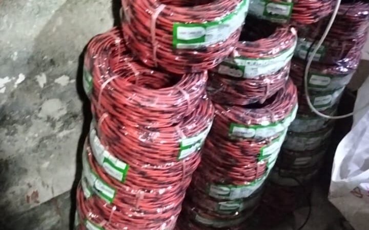 বংশালে নকল ক্যাবল কারখানায় অভিযান, বিপুল পরিমাণ নকল ক্যাবলসহ দুইজন গ্রেফতার