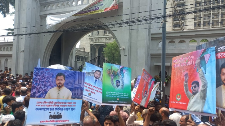 ইশরাক হোসেনকে মেয়রের দায়িত্ব বুঝিয়ে দিতে নগর ভবনের সামনে ৩য় দিনের কর্মসূচি