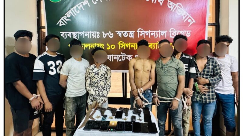 সেনাবাহিনীর সন্ত্রাসবিরোধী অভিযান: অবৈধ অস্ত্র ও গোলাবারুদসহ ১০ সন্ত্রাসী গ্রেফতার