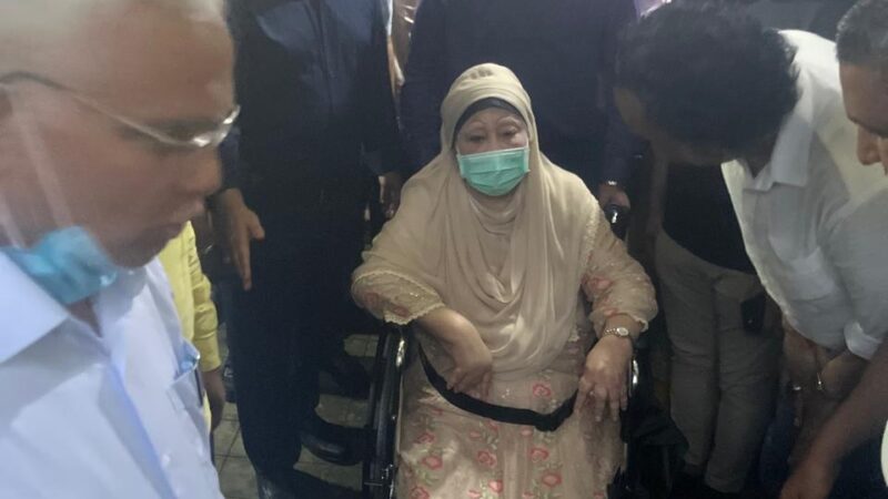 স্বাস্থ্য পরীক্ষার জন্য এভারকেয়ার হাসপাতালে গেছেন খালেদা জিয়া।