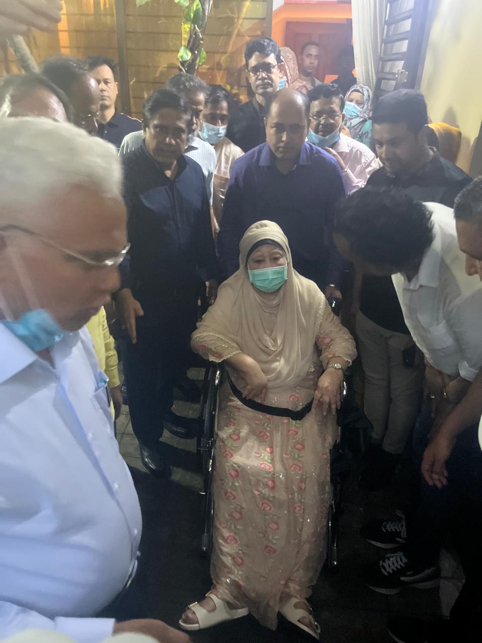 স্বাস্থ্য পরীক্ষার জন্য এভারকেয়ার হাসপাতালে গেছেন খালেদা জিয়া।