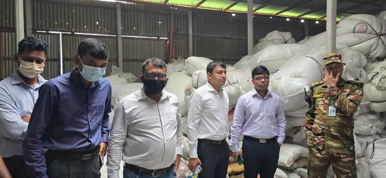 টাস্কফোর্স অভিযানে পলিথিন জব্দ, মালিকের ৩ মাসের কারাদণ্ড