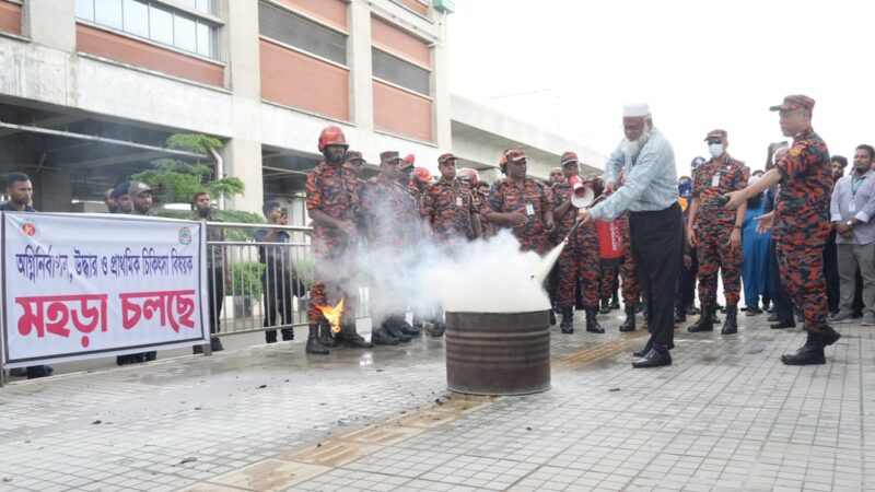 মেট্রো রেল স্টেশনে অগ্নিনির্বাপণ ও উদ্ধার মহড়া 