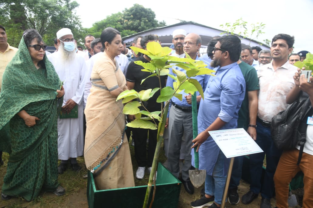 পূর্বাচলে বৃক্ষরোপণ কর্মসূচির উদ্বোধন করলেন পরিবেশ উপদেষ্টা