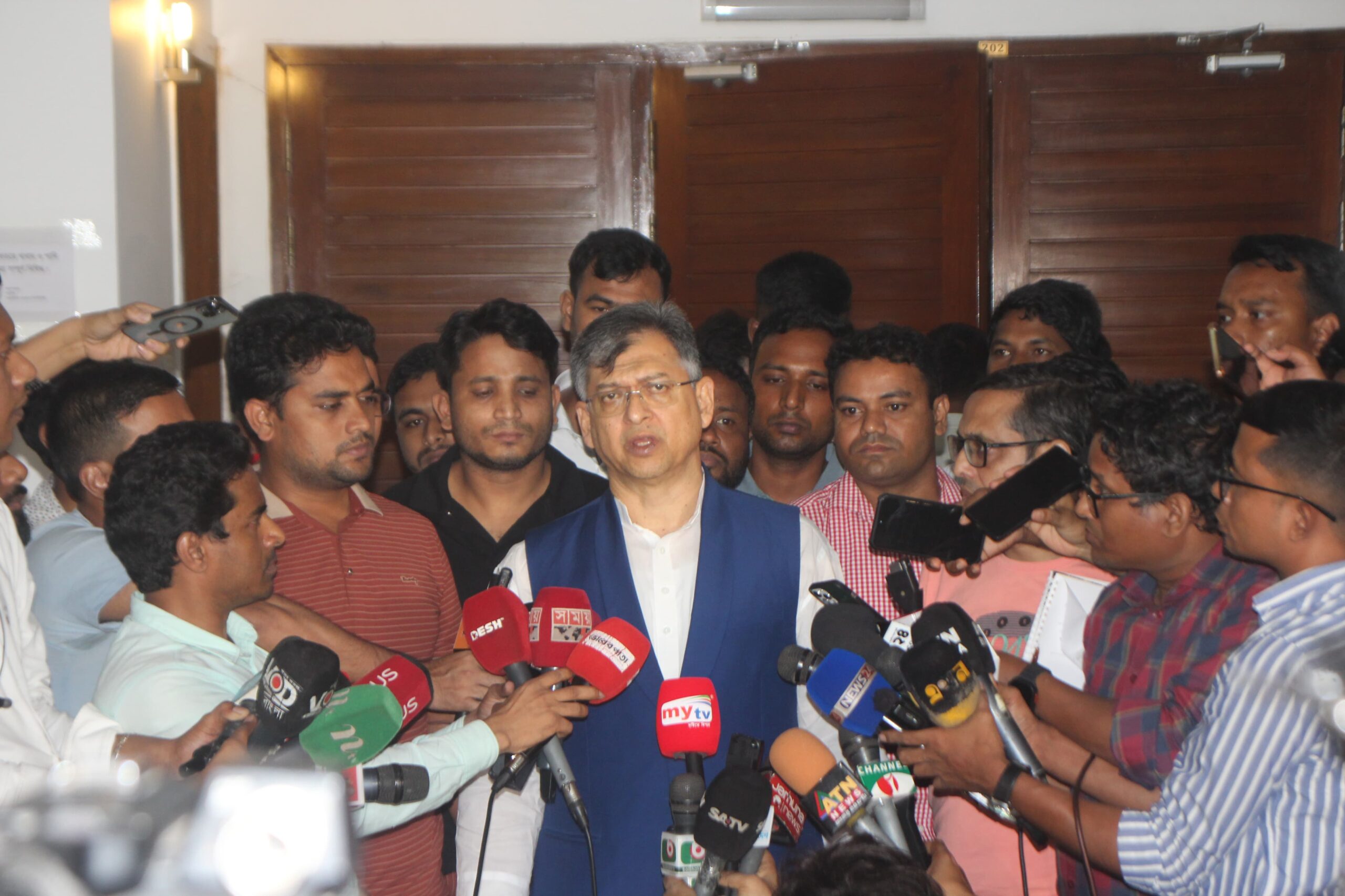 ঐকমত্য কমিশনের প্রস্তাব মেনে নিতে হবে এমনটা হলে ঐক্যমত্য কিভাবে হবে তা নিয়ে প্রশ্ন তুলেছেন সালাহ উদ্দিন আহমদ