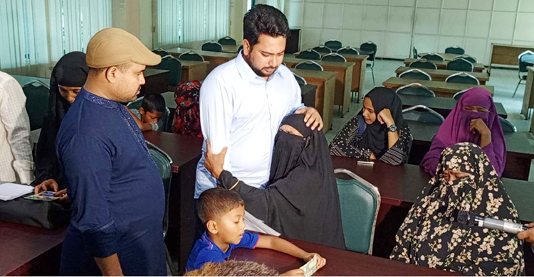 নাহিদকে কাছে পেয়ে কান্নায় শহীদ পরিবারের সদস্যরা