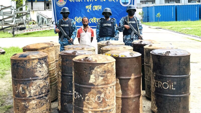 চট্টগ্রামের ব্রিজ ঘাটে ৩১৭০ লিটার অবৈধ অকটেনসহ ১ জন আটক