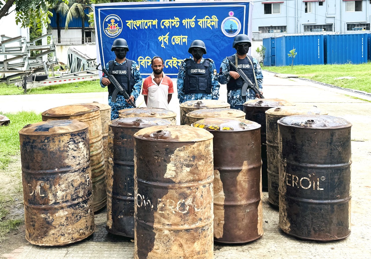 চট্টগ্রামের ব্রিজ ঘাটে ৩১৭০ লিটার অবৈধ অকটেনসহ ১ জন আটক