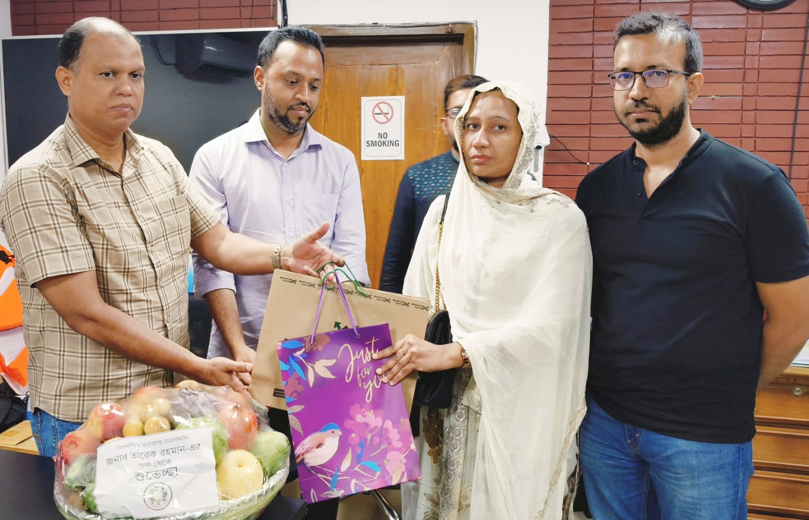 চব্বিশের গণঅভ্যুত্থানে শহীদ আব্দুল্লাহ বিন জাহিদের মায়ের সাথে সাক্ষাৎ করে জিসানের চিকিৎসা খোঁজ নিলেন তারেক রহমান