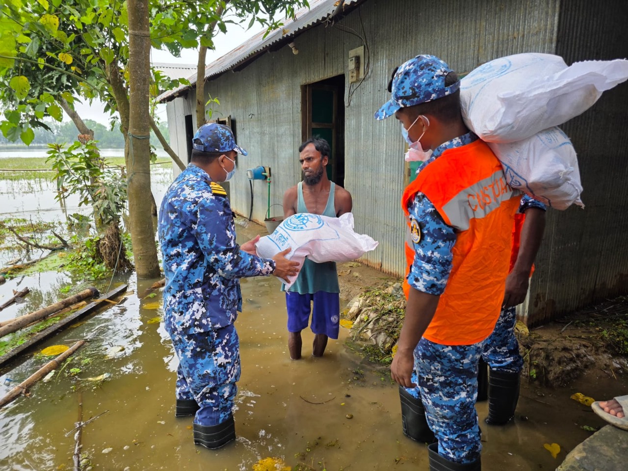 ফেনীর পরশুরামে বন্যায় ক্ষতিগ্রস্থ পরিবারের কোস্ট গার্ডের ত্রাণসামগ্রী
