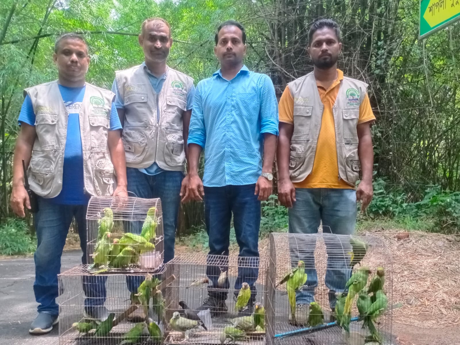 মিরপুর পাখির হাটে অভিযান: ৬১টি পাখি ও ২টি কচ্ছপ উদ্ধার