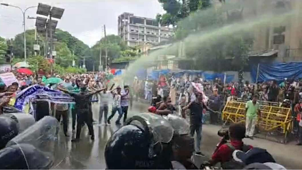 কাকরাইলে জলকামান-সাউন্ড গ্রেনেডে ছত্রভঙ্গ চাকরিচ্যুত বিডিআর সদস্যরা