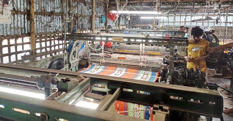 ক্রমাগত লোকসানে পাবনায় বিলীন হচ্ছে তাঁত