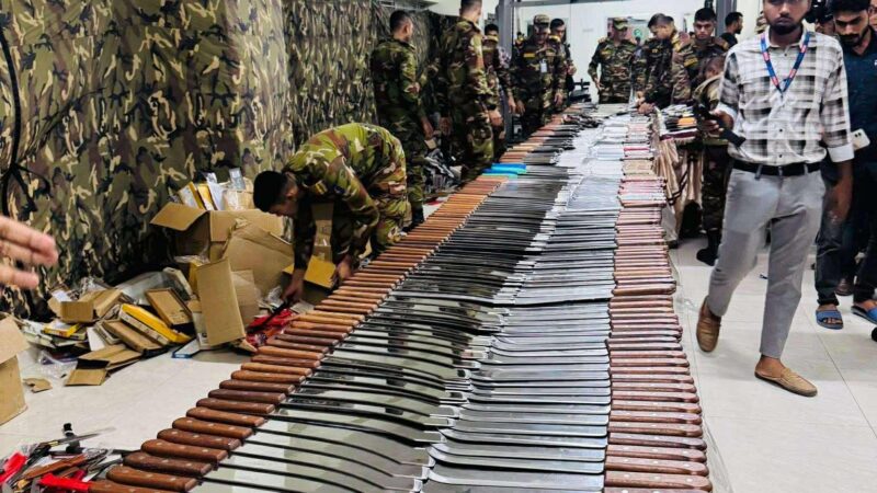 নিউ মার্কেটে সামুরাই-চাপাতি গুদামের সন্ধান