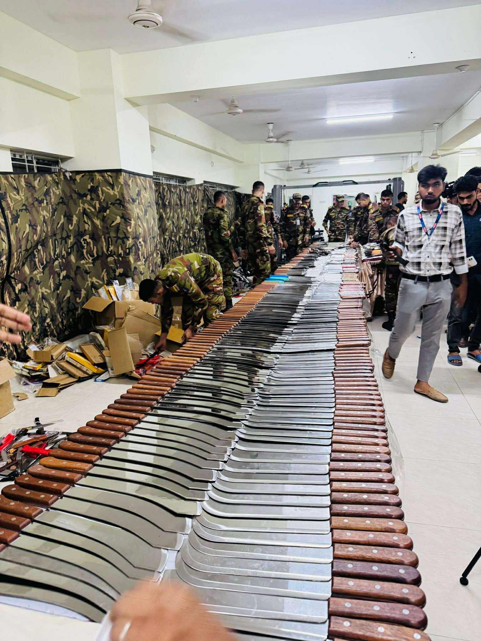 নিউ মার্কেটে সামুরাই-চাপাতি গুদামের সন্ধান