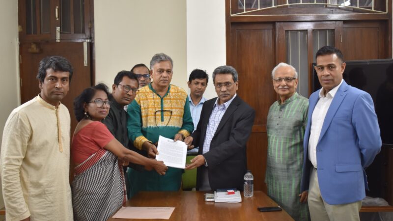 জাতীয় ঐকমত্য কমিশনে সুজন প্রণীত ‘জাতীয় সনদ’ হস্তান্তর