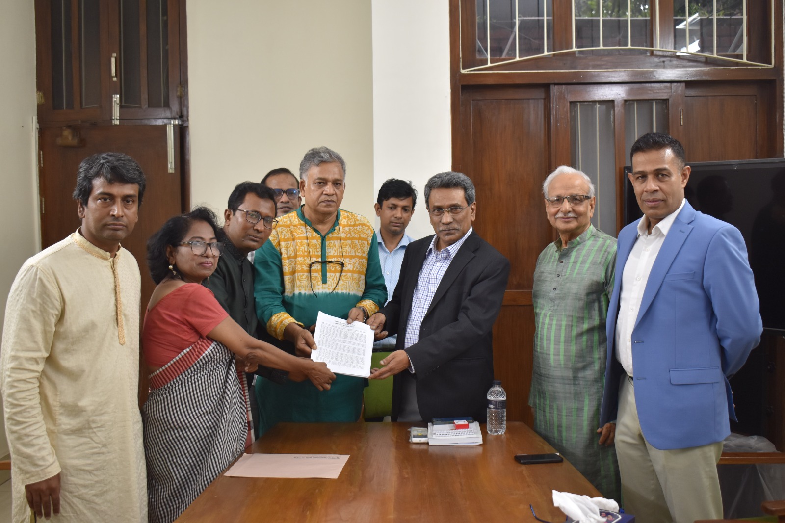 জাতীয় ঐকমত্য কমিশনে সুজন প্রণীত ‘জাতীয় সনদ’ হস্তান্তর