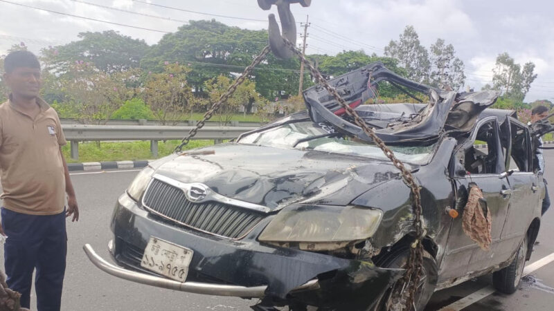 এক্সপ্রেসওয়েতে প্রাইভেটকার উল্টে ৩জন নিহত