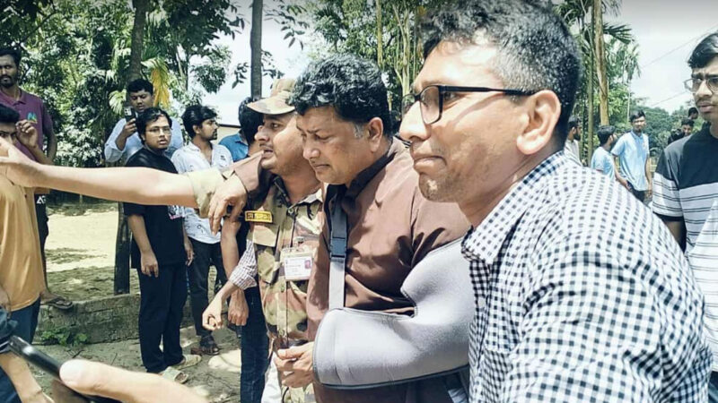 ফের সংঘর্ষে স্থানীয় ও চবি শিক্ষার্থীরা, প্রক্টরসহ আহত বেশ ক’জন