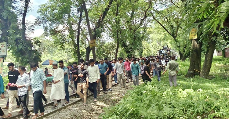 ট্রেন আটকে শিক্ষার্থীদের বিক্ষোভ