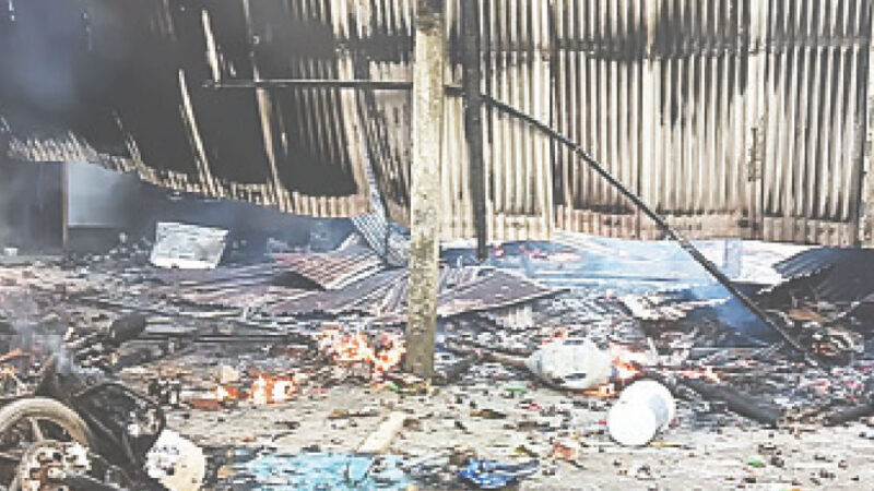 রাজবাড়ীতে নুরাল পাগলার লাশ কবর থেকে তুলে পোড়াল ক্ষুব্ধ জনতা