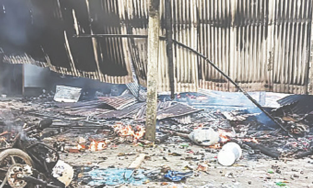 রাজবাড়ীতে নুরাল পাগলার লাশ কবর থেকে তুলে পোড়াল ক্ষুব্ধ জনতা