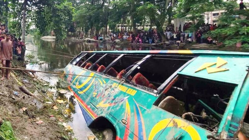 নিয়ন্ত্রণ হারিয়ে বাস খালে, নিহত বেড়ে ৫