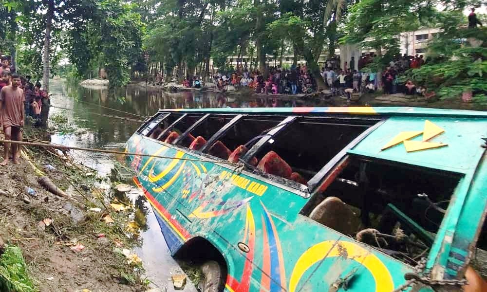 নিয়ন্ত্রণ হারিয়ে বাস খালে, নিহত বেড়ে ৫