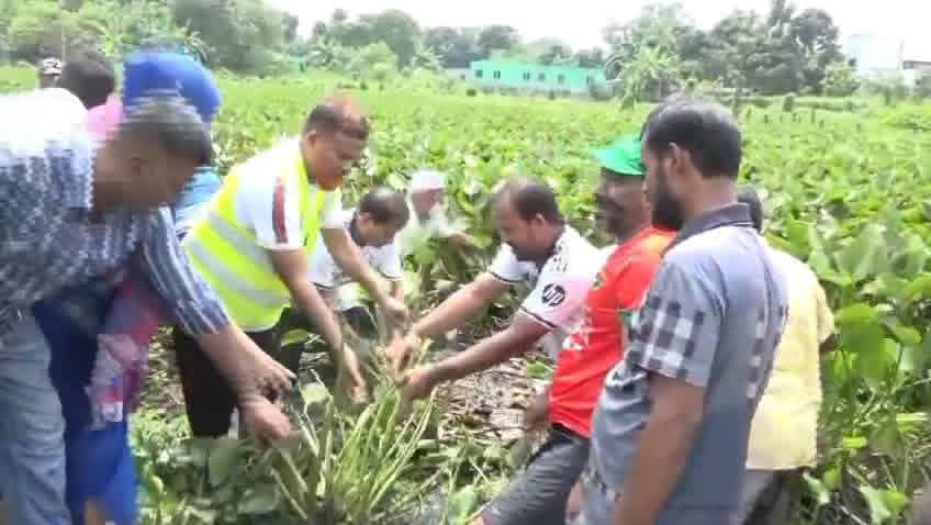 দলের ৪৭তম প্রতিষ্ঠা বার্ষিকী উপলক্ষে উত্তরখানে ৪৪ নম্বর ওয়ার্ডে খাল পরিষ্কার