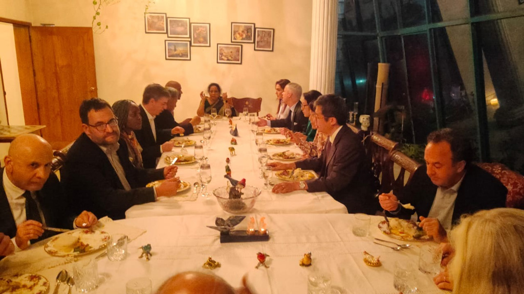 মঈন খানের বাসায় কূটনীতিকদের সম্মানে নৈশভোজ