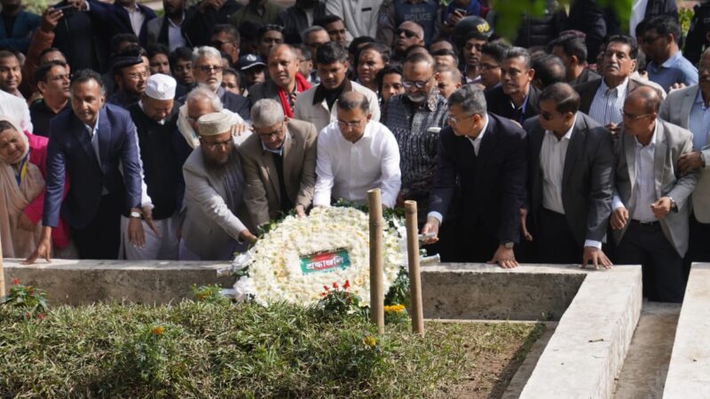 হাদির কবর জিয়ারত করলেন তারেক রহমান