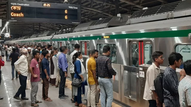 মেট্রোরেলে ইফতারের জন্য নেয়া যাবে শুধু ২৫০ মিলি পানি