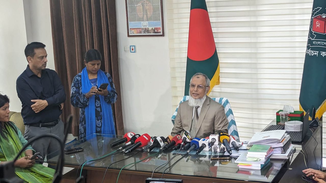 আদালতের নির্দেশ পেলে ভোট পুনর্গণনার সিদ্ধান্ত নেওয়া হবে : ইসি আনোয়ারুল