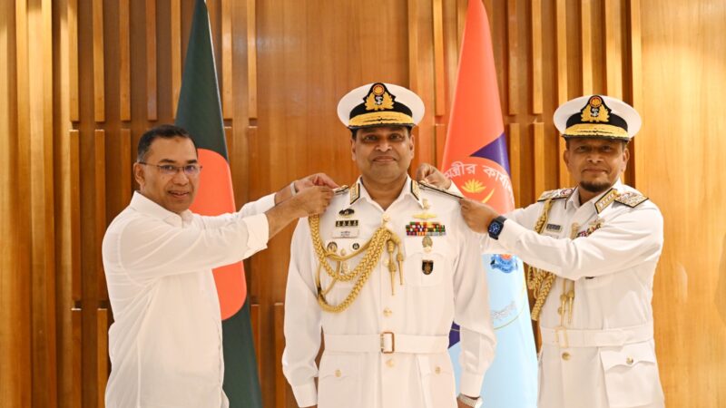 নবনিযুক্ত নৌবাহিনী প্রধানকে র‍্যাংক ব্যাজ পরালেন প্রধানমন্ত্রী