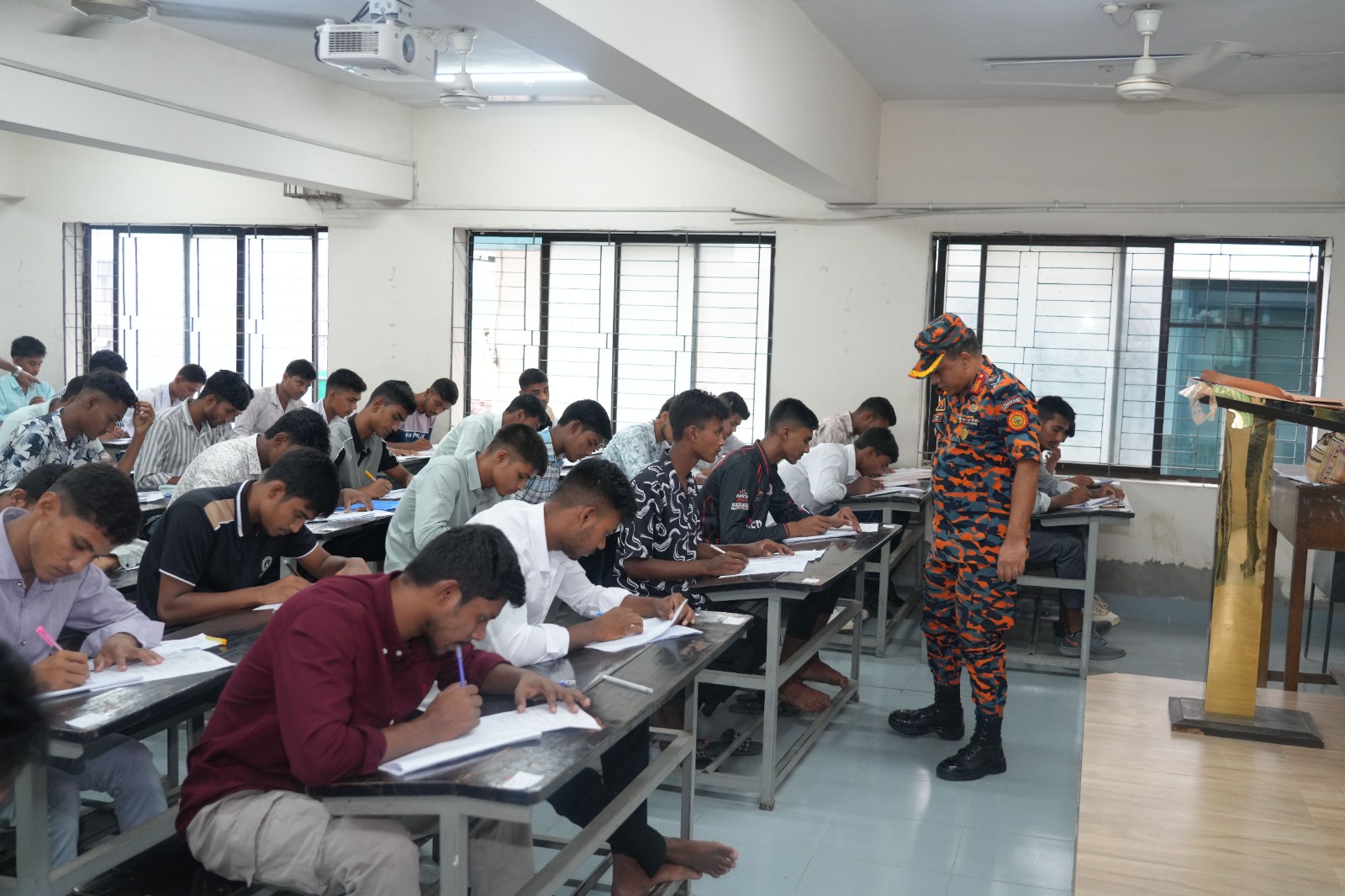 কঠোর নজরদারির মধ্যে ফায়ারফাইটার পদের লিখিত পরীক্ষা