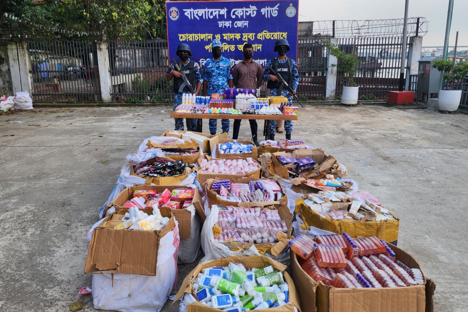 শুল্ক ফাঁকি দিয়ে আনা ভারতীয় পণ্য এবং নিষিদ্ধ পলিথিন জব্দ